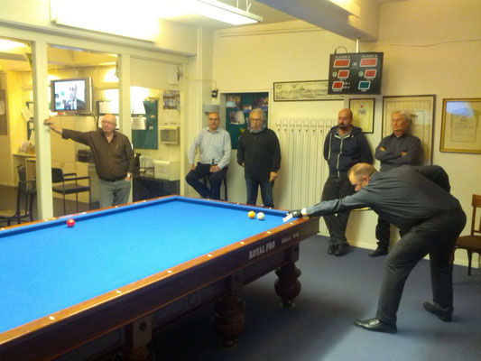 zahlreiche Zuschauer beobachten jeden Punkt